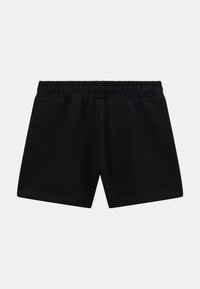 Czarne bawełniane szorty z elastycznym pasem o prostym kroju, bez widocznych logo i ozdób na jasnym tle.