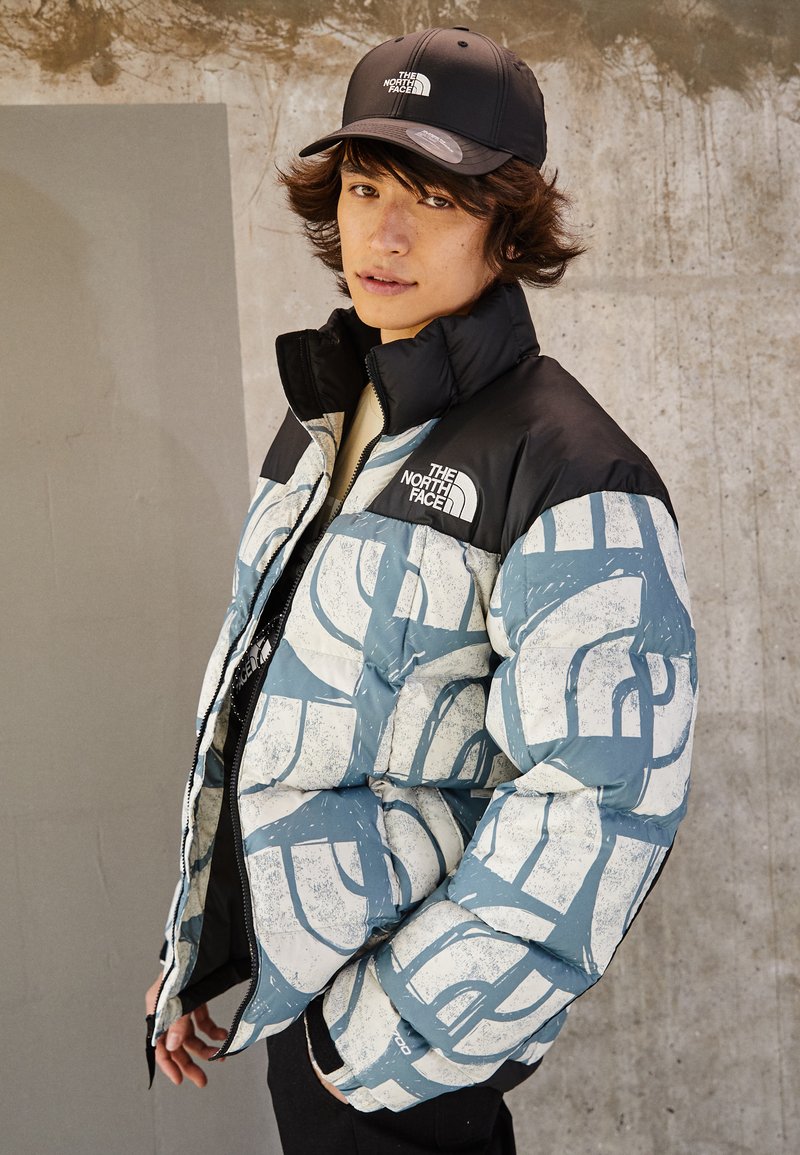 Herren Leichte Jacken | The North Face LHOTSE JACKET Daunenjacke goblin blue woodblock half dome print/blau - IZ57302 Herren Leichte Jacken | The North Face LHOTSE JACKET Daunenjacke goblin blue woodblock half dome print/blau - IZ57302