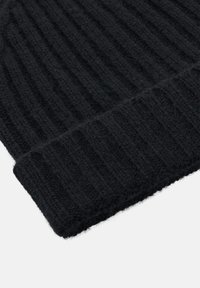 Črna rebrasta pletena kapa z mehkobo in preklopnim robom na dnu, ki nudi toploto in zaščitno prileganje.