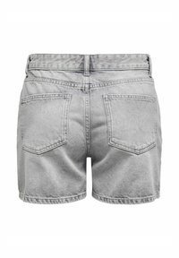 Shorts en denim gris avec une taille ajustée, deux poches arrière et un ourlet effiloché. Le tissu a une finition texturée et un aspect délavé.