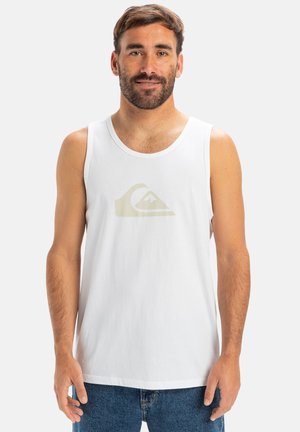 Camiseta sin mangas blanca de algodón con escote redondo, que presenta un gráfico de logotipo en beige claro en la parte frontal y un diseño de corte relajado.