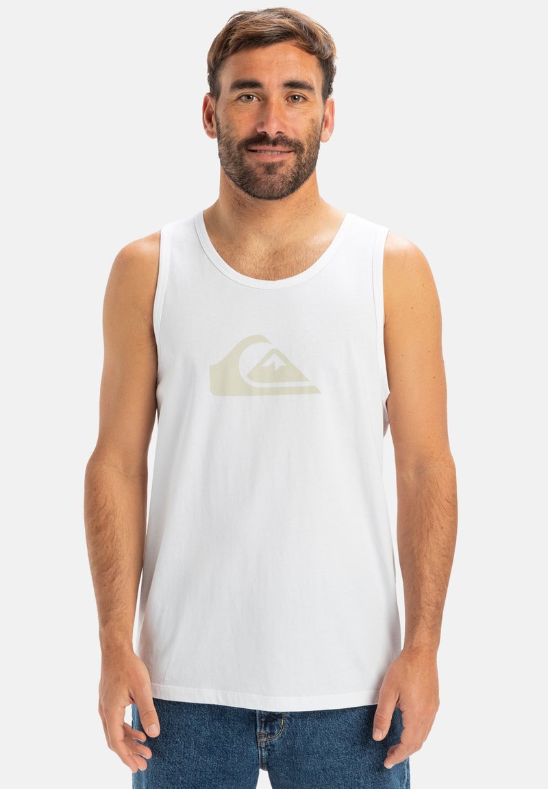 Hvitt bomullstank topp med rund hals, med en lys beige logo grafikk på fronten og et avslappet passformdesign.