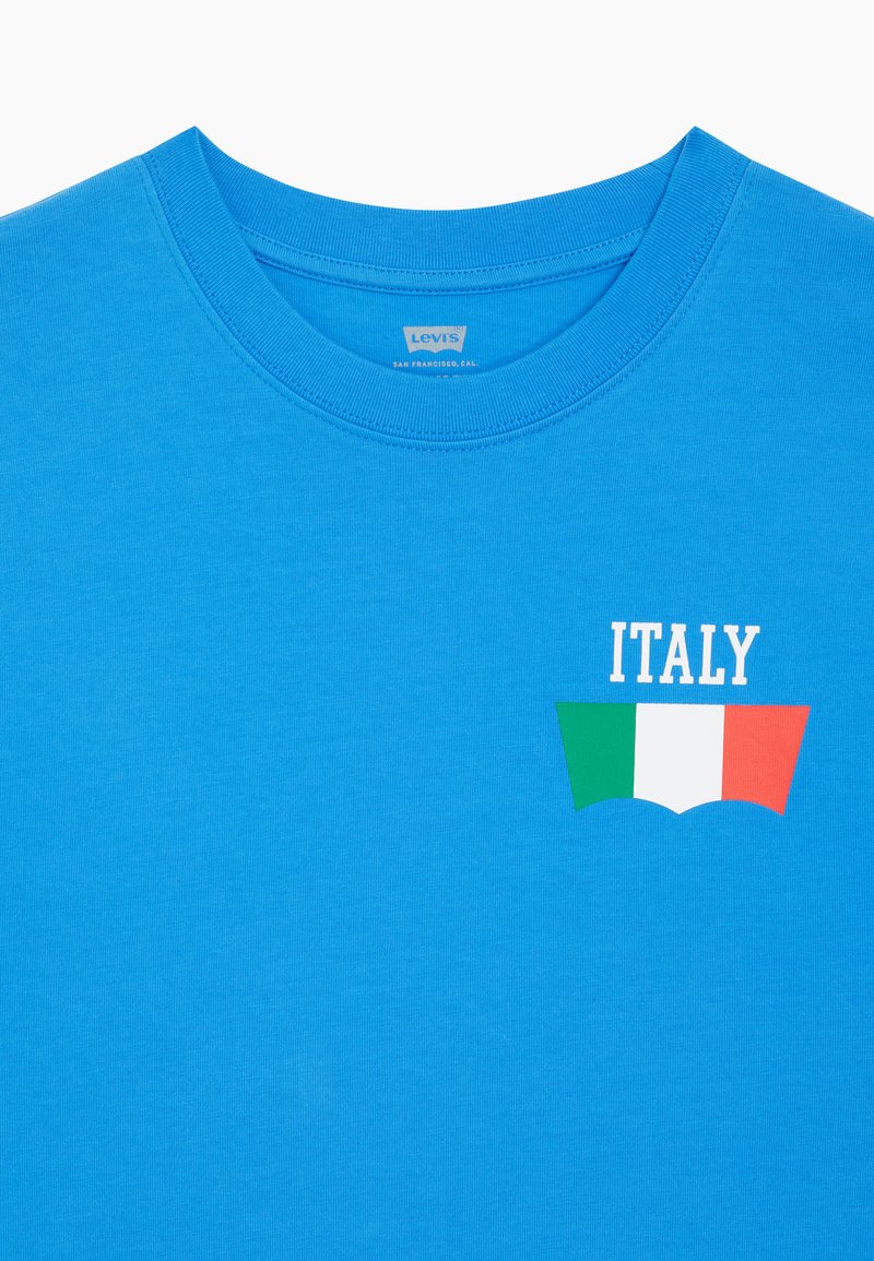 Plava Levi's majica s okruglim izrezom, s natpisom "ITALY" i stiliziranom talijanskom zastavom u zelenoj, bijeloj i crvenoj boji na prsima.