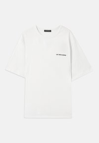T-shirt blanc à manches courtes en coton. Il présente un col rond et un texte noir "LES BENJAMINS" sur la poitrine gauche. Texture lisse.
