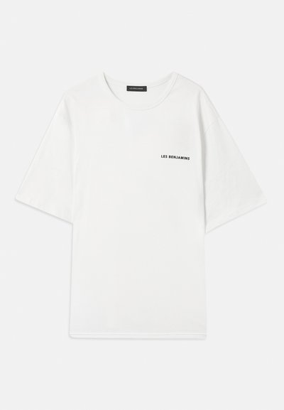 Balta trumpa rankovėmis marškinėliai pagaminti iš medvilnės. Juos puošia apvalus kaklas ir juodas "LES BENJAMINS" tekstas ant kairiojo krūtinės šono. Lygi tekstūra.