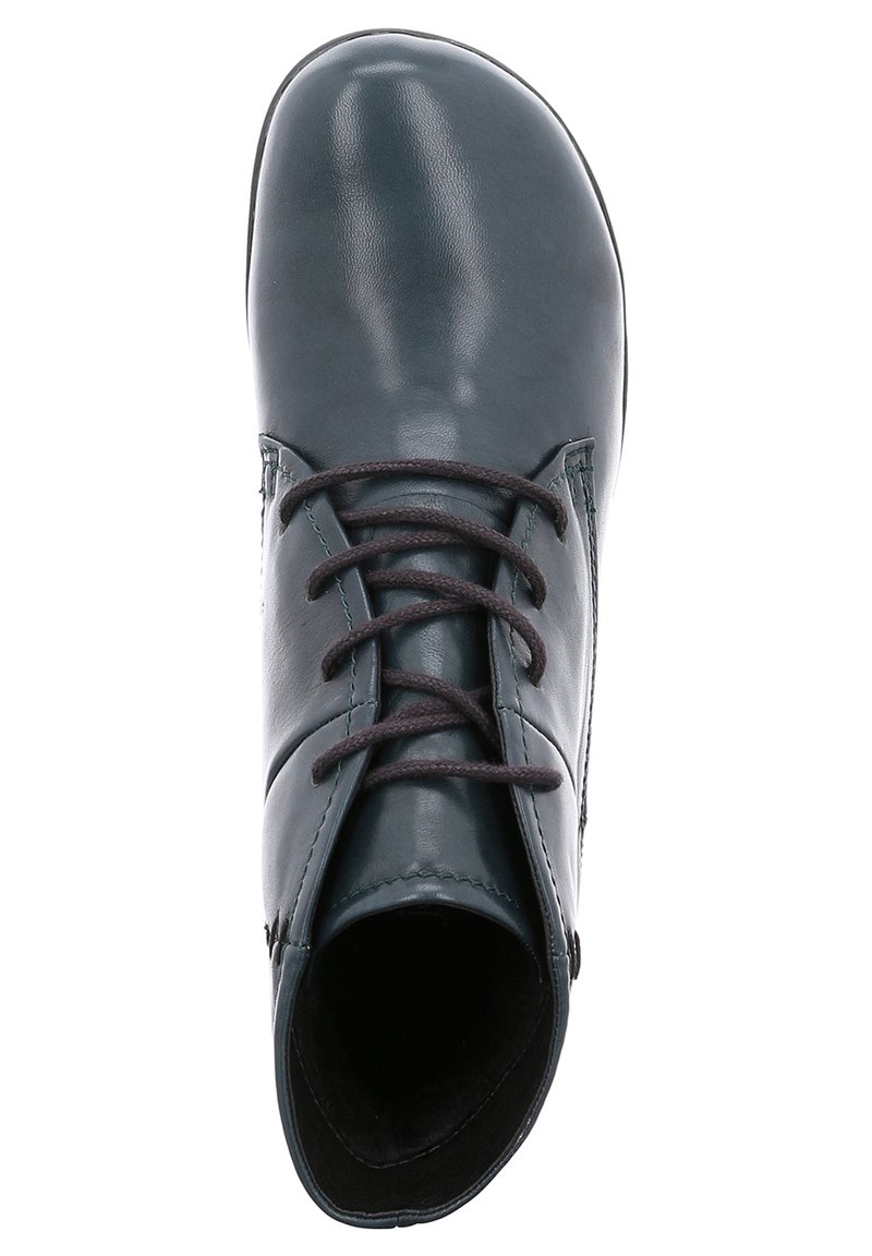 Bottine en cuir vert foncé avec des lacets marron, bout arrondi, fermeture éclair sur le côté et texture lisse. Présente un design minimaliste sans motifs.