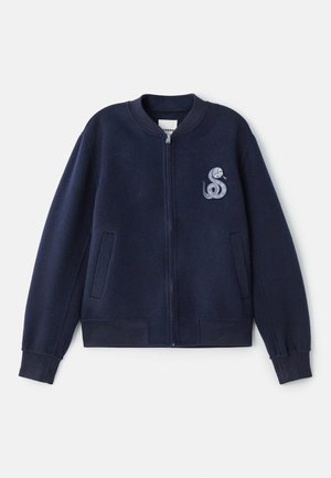 Marine blauwe bomberjack met ritssluiting, gemaakt van een zachte stof, met een klein geborduurd slangdesign op de linker borst en twee zijzakken.