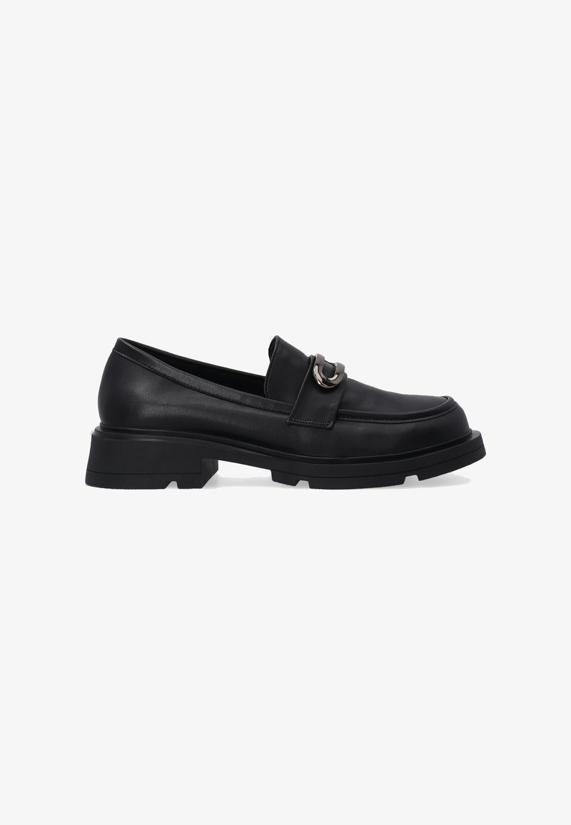 Schwarze Lederloafers mit einem runden, silbernen Hardware-Akzent, niedrigem, dicken Absatz und glatter Textur. Sie besitzen ein klassisches Design und klare Linien.