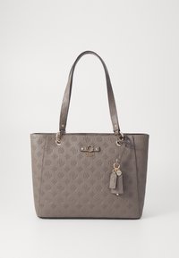 Geantă tote sintetică gri cu un model imprimat al logo-ului, accesorii aurii, mânere duble și un charm detașabil atașat.