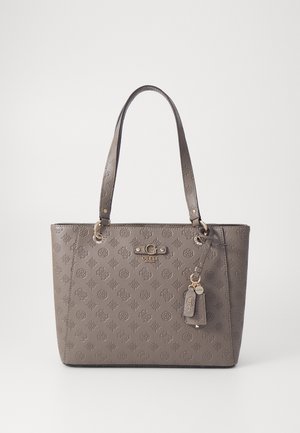 Grijze synthetic tote bag met een reliëf logo patroon, goudkleurige hardware, dubbele handvatten en een afneembare charm die eraan is bevestigd.
