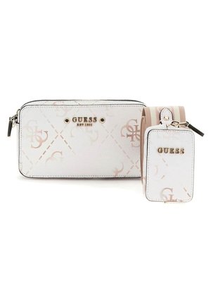 Witte Guess crossbodytas en bijpassende kaarthouder met lichtroze logopatroon en gouden hardware, getoond met afneembare gestreepte band.