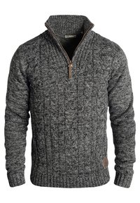 Sweter warkoczowy w ciemnoszarym kolorze z wysokim kołnierzem, zamek błyskawiczny i ściągacz na dole. Teksturowany materiał z subtelnym połyskiem i detalem z metką marki.