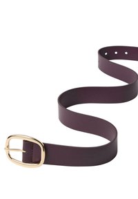 Lilla læderbælte med en gul oval spænde; glat tekstur, justerbart med flere huller, fleksibelt design der buer blødt.
