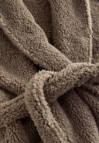 Unselected, neutral stone