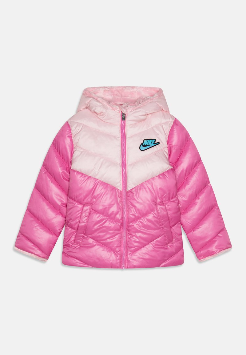 Chaqueta de plumas rosa brillante con capucha, con un diseño en forma de chevron en diferentes tonos de rosa, cierre con cremallera y un logo de Nike azul en el pecho.