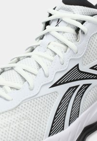 Reebok PRESS UNISEX - Basketbalová obuv - white/core black/barely grey
