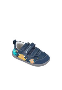 Zapatilla infantil de color azul marino, hecha de material sintético, con dos correas de Velcro, que presenta diseños de monstruos coloridos y una suela de goma gris.