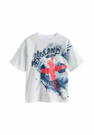 Weißes T-Shirt mit kurzen Ärmeln und einem großen Fußballmotiv, das mit roter und blauer Farbe bespritzt ist, sowie dem Wort "ENGLAND" darüber.