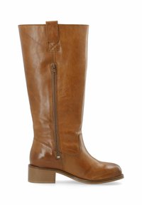 Hnědé kožené vysoké boty až po kolena se zipem na boku a malým blokovým podpatkem. Design se vyznačuje hladkým povrchem a minimalistickým prošíváním.