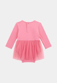 Bodysuit rose à manches longues avec jupe en tulle. Présente un col rond et trois boutons au dos. Texture de tissu douce tout au long.
