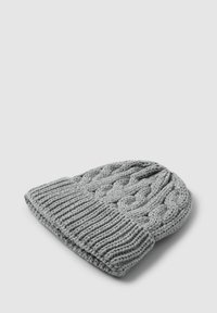 Berretto lavorato a maglia grigio con motivo a treccia sulla parte superiore e bordo a costine. Realizzato in filato morbido, presenta un design testurizzato e voluminoso.
