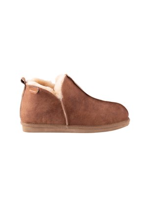 Pantofole in camoscio marrone con fodera in pile color crema, altezza bassa alla caviglia, suola piatta e piccola linguetta al tallone.