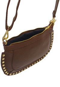 Sac bandoulière en cuir brun avec des accents en métal doré, des clous dorés le long du bord, fermeture éclair et finition texturée. L'intérieur est noir.