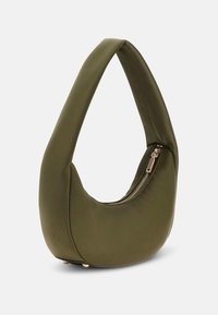 Borsa a mano verde oliva con finitura in tessuto morbido, forma curva e tasca con zip. Presenta un'unica tracolla larga e accenti in hardware dorato.