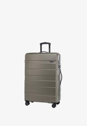 Valigia rigida di colore verde oliva, dotata di scanalature orizzontali, manico telescopico, quattro ruote e una maniglia laterale per facilitarne il trasporto.