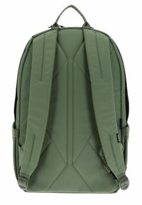 Mochila de tela verde con correas de hombro ajustables y acolchadas, y un asa texturizada. Presenta una forma rectangular estructurada y costuras decorativas.