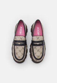 Loafers met een gepatternde beige bovenkant, zwarte leren accenten en een dikke, gestructureerde bruine loopzool. Het interieur bevat een roze inlegzool met merklogo.