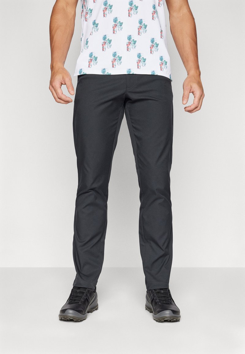 Černé kalhoty v slim fit, vyrobené z lehké tkaniny s hladkou texturou. Spárované s černými turistickými botami.