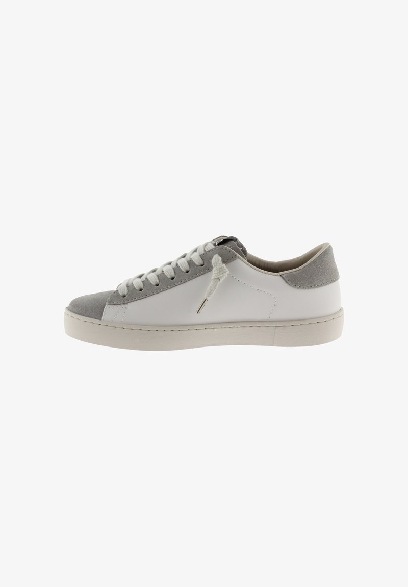 Sneaker bianco in pelle con accenti in suede grigio, lacci piatti, punta tonda e suola in gomma texturizzata. Presenta cuciture a vista e una finitura liscia.