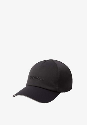 Gorra de béisbol negra Calvin Klein con visera curva y logo sutil bordado en el panel frontal, fondo liso.