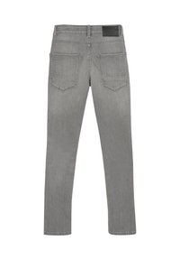 Grå denimjeans med rak passform, två bakfickor och en svart läderlapp på midjan, med en blekt textur.