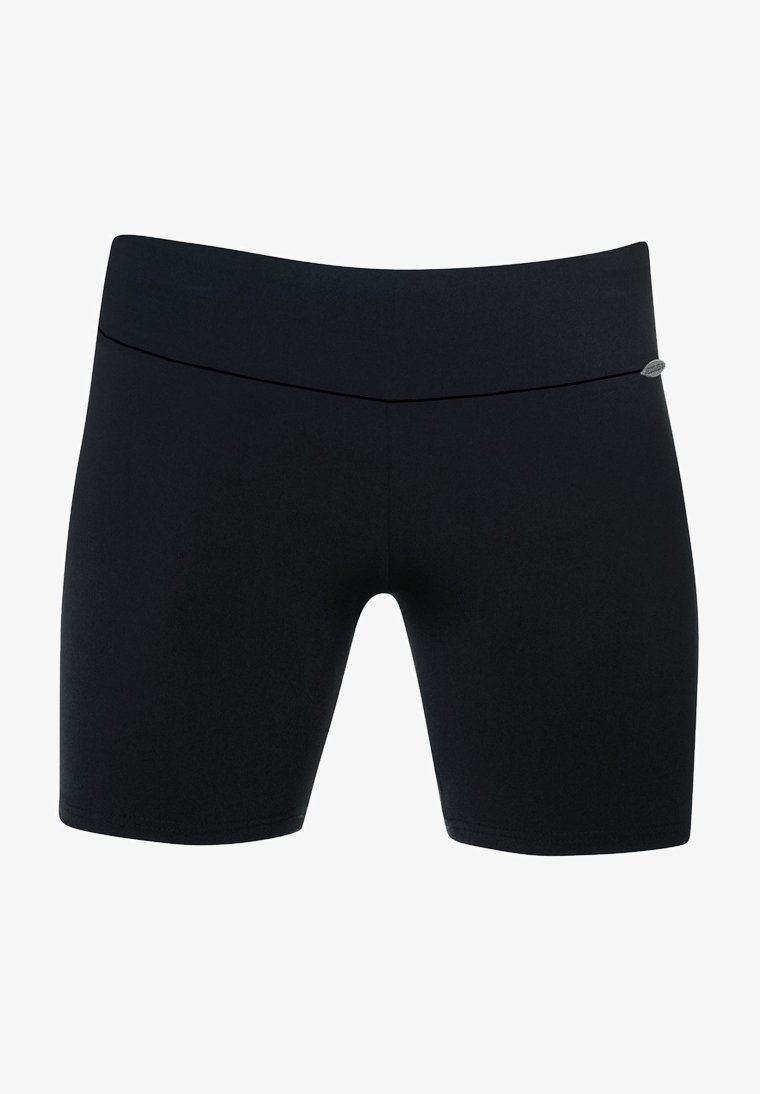 Melnas šortos no gludas, elastīgas auduma. Ievērojama plata josta un īsa iegriezuma garums. Nav redzami raksti vai papildu piederumi.