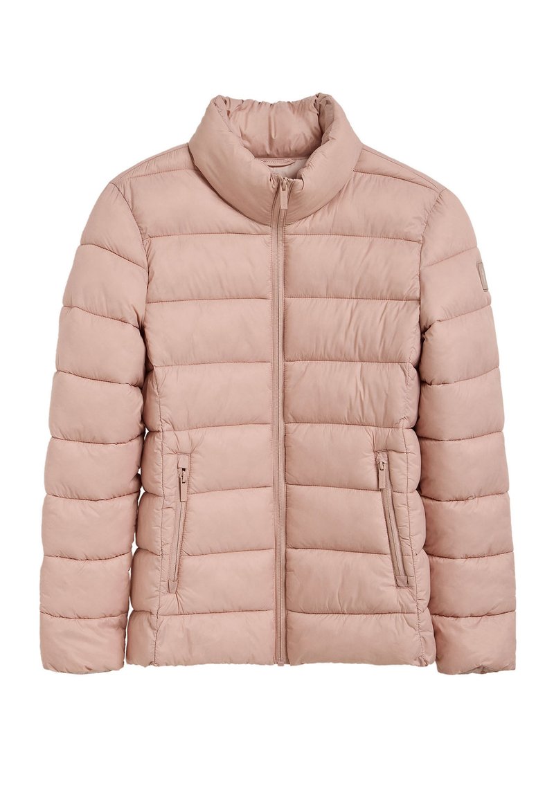 Chaqueta acolchada en rosa claro con cuello alto, costuras horizontales y dos bolsillos laterales con cremallera. Textura suave y lisa, y diseño ligero.