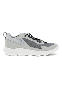 Scarpa sportiva leggera grigia con tomaia in mesh e sintetico, lacci neri e accenti blu. Suola bianca con battistrada per una buona aderenza.
