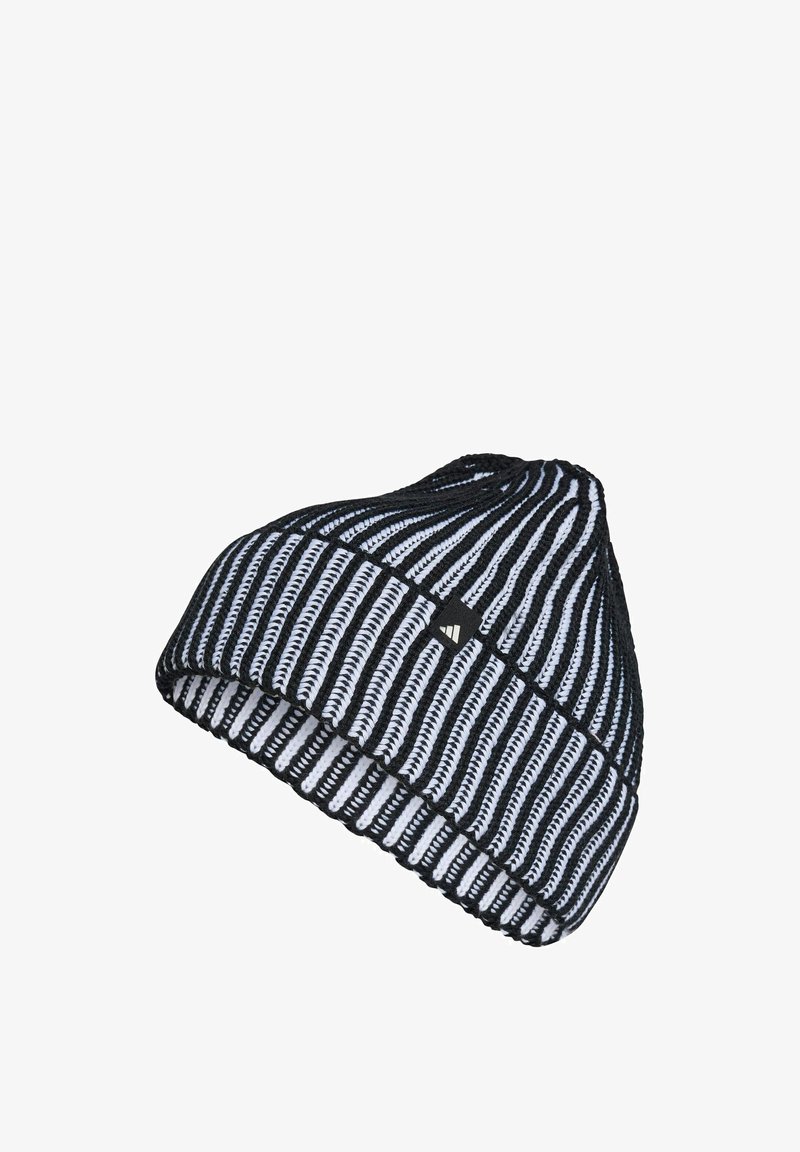 Gorro de punto con rayas negras y blancas, borde doblado y pequeña etiqueta con logo negro en el lateral.