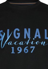 Μαύρο μπλουζάκι με μπλε κείμενο «SIGNAL Vacation 1967» σε μικτούς κεφαλαίους και καλλιγραφικούς χαρακτήρες μπροστά.