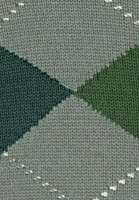 Tessuto lavorato a maglia con motivo a rombi in tonalità di verde e grigio, con colori a contrasto e dettagli di cucitura evidenti.