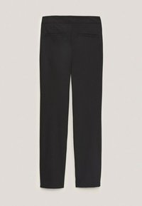 Pantalon noir sur mesure avec jambes droites et deux poches passepoilées à l'arrière, présenté à plat sur un fond clair.