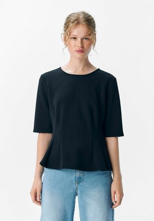 Black short-sleeve top with a round neckline, made of a smooth fabric. Features a relaxed fit and subtle pleats at the waist. Pairing with light blue jeans.