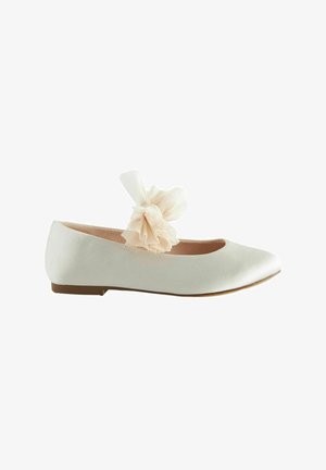 Weiße Satin-Balletschuhe mit runder Zehenpartie, die vorne mit einer hellbeigen Stoffblume verziert sind. Glatte Textur, niedriger Absatz.