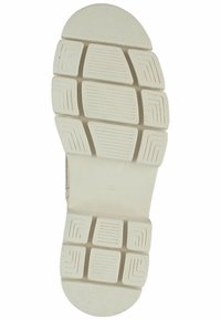 Suola di sneaker bianca con superficie texture, caratterizzata da motivi rettangolari e quadrati per la presa, e una sezione del tallone arrotondata.