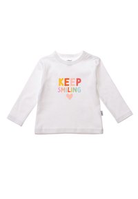 Weißes Langarmhemd mit dem Text "KEEP SMILING" in bunten Buchstaben und einem Herzsymbol darunter. Aus weichem Baumwollmaterial.