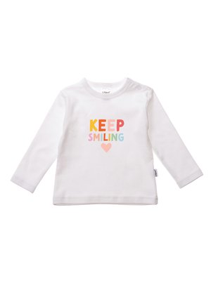 Weißes Langarmhemd mit dem Text "KEEP SMILING" in bunten Buchstaben und einem Herzsymbol darunter. Aus weichem Baumwollmaterial.