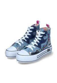 Hochschuh-Sneaker aus Denim und metallischen Materialien, mit weißen Schnürsenkeln, floralem Innenfutter und dekorativen Strasssteinen an der Seite.