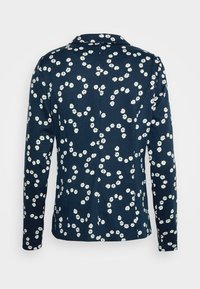 Mörkblå långärmad topp med ett blommönster av vita blommor, med en klassisk krage, mjukt tyg och en skräddarsydd passform.