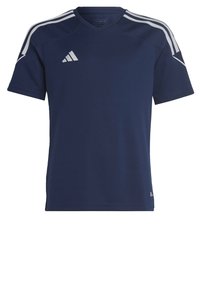 Maillot de sport à manches courtes bleu marine avec des rayures blanches sur les épaules, design en v, et logo brodé sur la poitrine. Texture de tissu lisse.